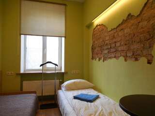 Хостелы Gogol Park Hostel Рига Двухместный номер с 2 отдельными кроватями и общей ванной комнатой-5