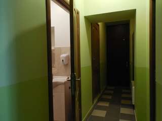 Хостелы Gogol Park Hostel Рига Двухместный номер с 2 отдельными кроватями и общей ванной комнатой-6
