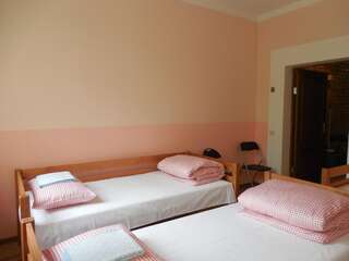 Хостелы Gogol Park Hostel Рига Двухместный номер с 2 отдельными кроватями и общей ванной комнатой-9