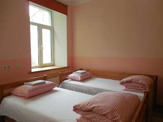 Хостелы Gogol Park Hostel Рига Двухместный номер с 2 отдельными кроватями и общей ванной комнатой-10