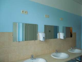 Хостелы Gogol Park Hostel Рига Двухместный номер с 2 отдельными кроватями и общей ванной комнатой-13