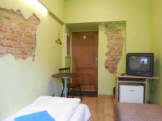 Хостелы Gogol Park Hostel Рига Двухместный номер с 2 отдельными кроватями и общей ванной комнатой-17