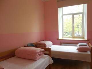 Хостелы Gogol Park Hostel Рига Двухместный номер с 2 отдельными кроватями и общей ванной комнатой-22