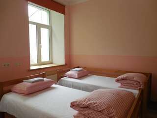 Хостелы Gogol Park Hostel Рига Двухместный номер с 2 отдельными кроватями и общей ванной комнатой-24