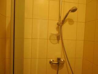 Хостелы Gogol Park Hostel Рига Двухместный номер с 2 отдельными кроватями и общей ванной комнатой-27