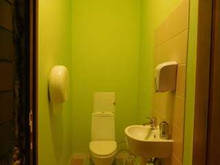 Хостелы Gogol Park Hostel Рига Двухместный номер с 2 отдельными кроватями и общей ванной комнатой-31