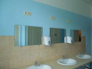Хостелы Gogol Park Hostel Рига Двухместный номер с 2 отдельными кроватями и общей ванной комнатой-35