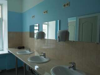 Хостелы Gogol Park Hostel Рига Двухместный номер с 2 отдельными кроватями и общей ванной комнатой-43